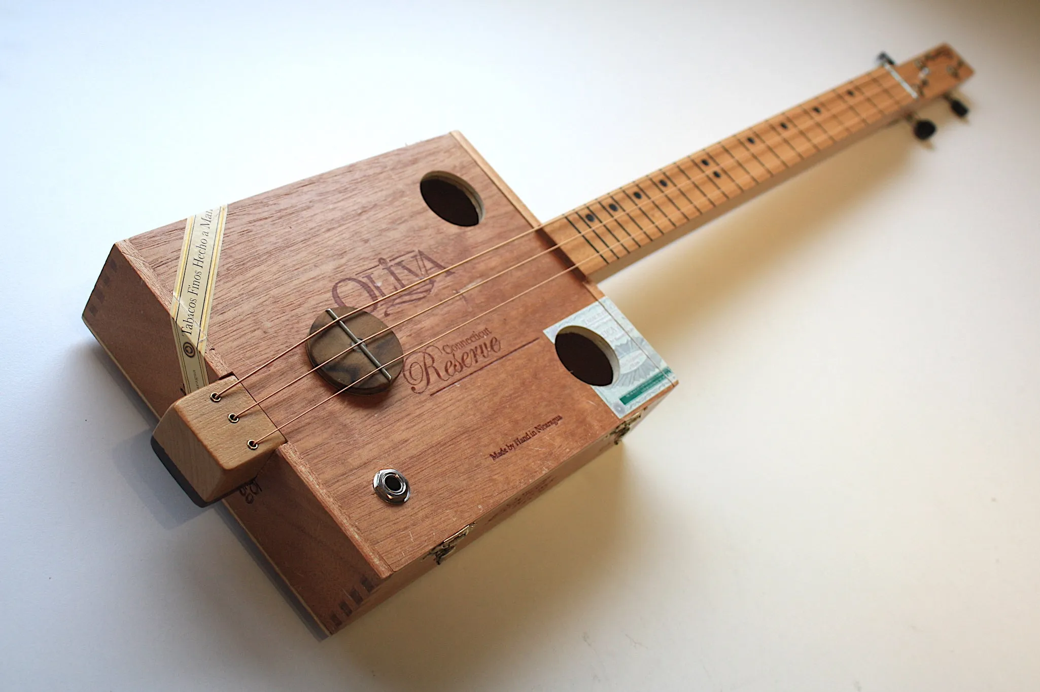 Oliva - Fretless - 3 string cigar box guitar