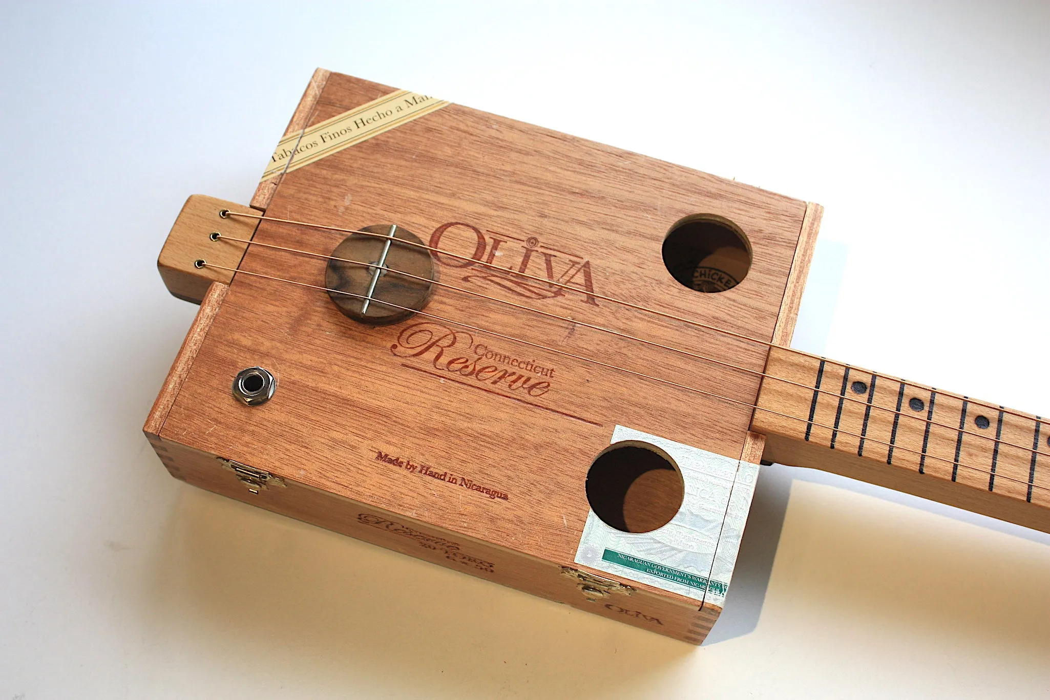 Oliva - Fretless - 3 string cigar box guitar